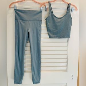 Vuori Set Halo Perf Crop Top Heather shade and Studio pocket legging shade